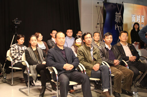 采訪錄制現(xiàn)場的專家團隊和觀眾